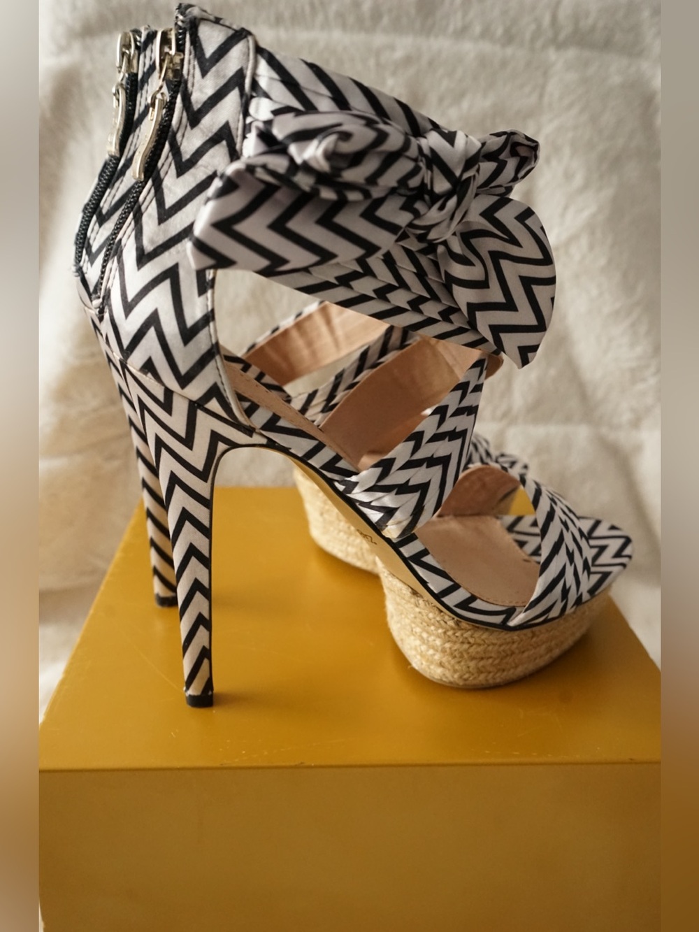 Zigi Soho Khloe Black & White Chevron Espadrille Platform Heels Size 10